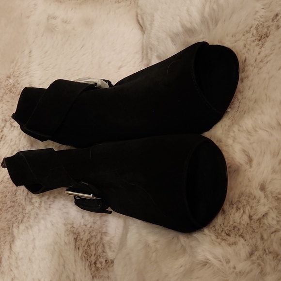 NWB Paige Black Suede Peep Toe Heeled Shoes-Size 6​​​​​​​​ - Picture 7 of 7